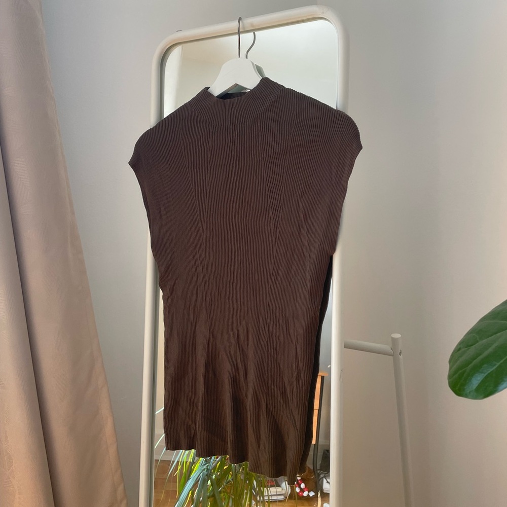 Ribbed mock neck short sleeve